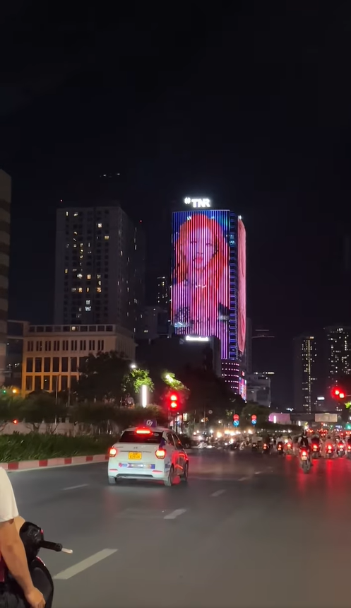 Đã xuất hiện hình ảnh đầu tiên về màn hình LED ảnh Rosé BLACKPINK hướng ra 3 mặt phố lớn ở Hà Nội - Ảnh 3.