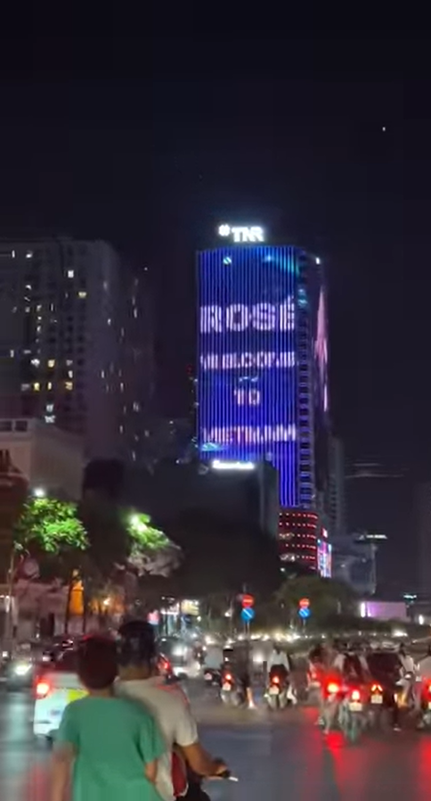 Đã xuất hiện hình ảnh đầu tiên về màn hình LED ảnh Rosé BLACKPINK hướng ra 3 mặt phố lớn ở Hà Nội - Ảnh 4.