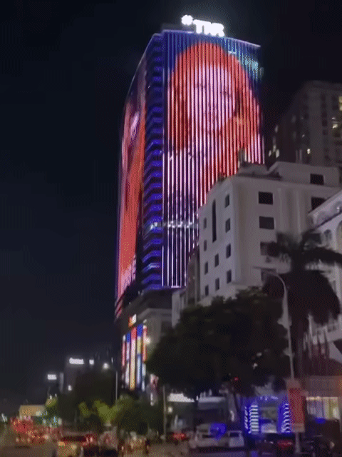 Đã xuất hiện hình ảnh đầu tiên về màn hình LED ảnh Rosé BLACKPINK hướng ra 3 mặt phố lớn ở Hà Nội - Ảnh 1.