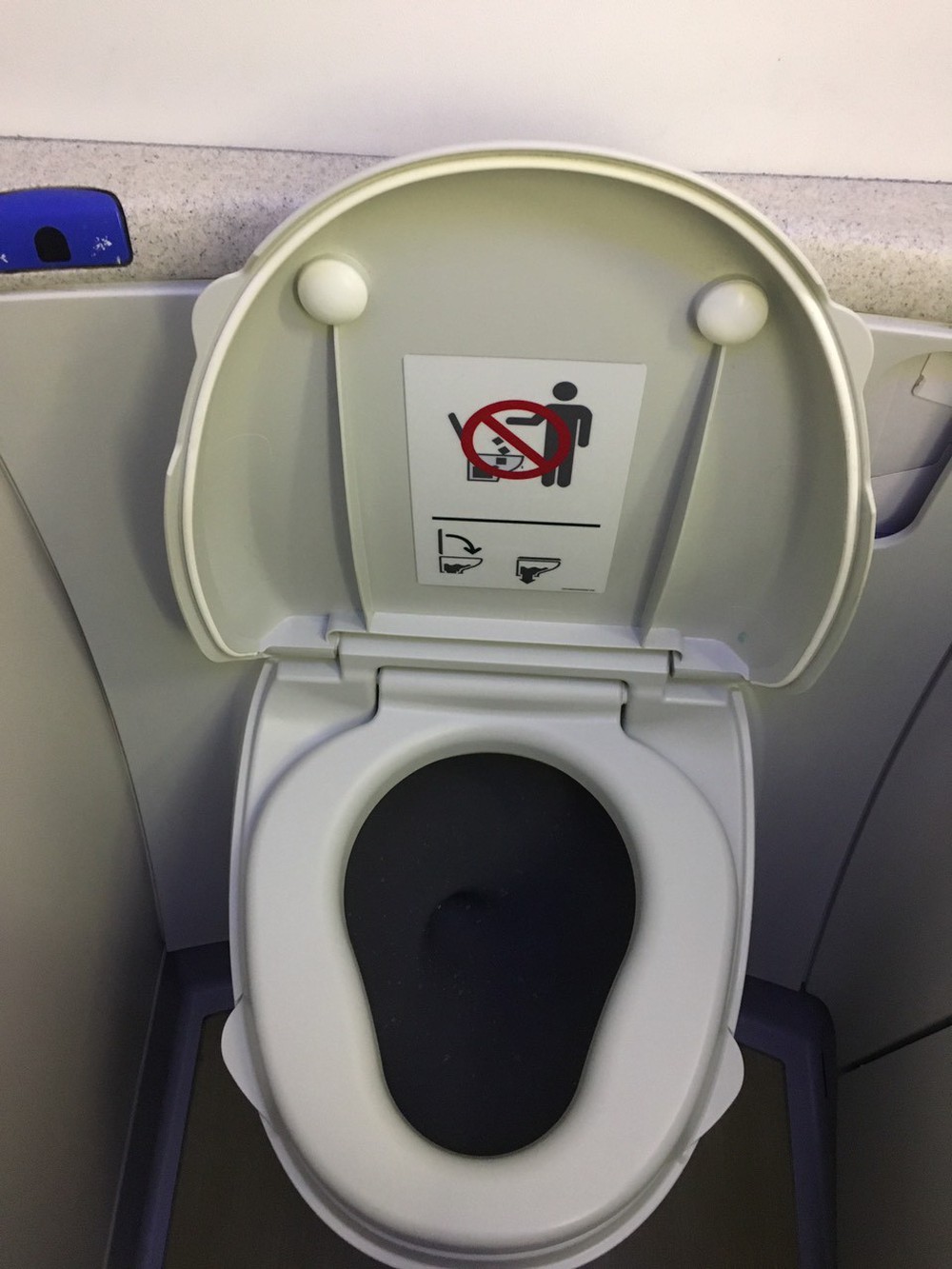 Rộ tin bồn cầu trên máy bay có thể  gây nguy hiểm cho người sử dụng, nhân viên hàng không đưa ra lời trần tình - Ảnh 3.