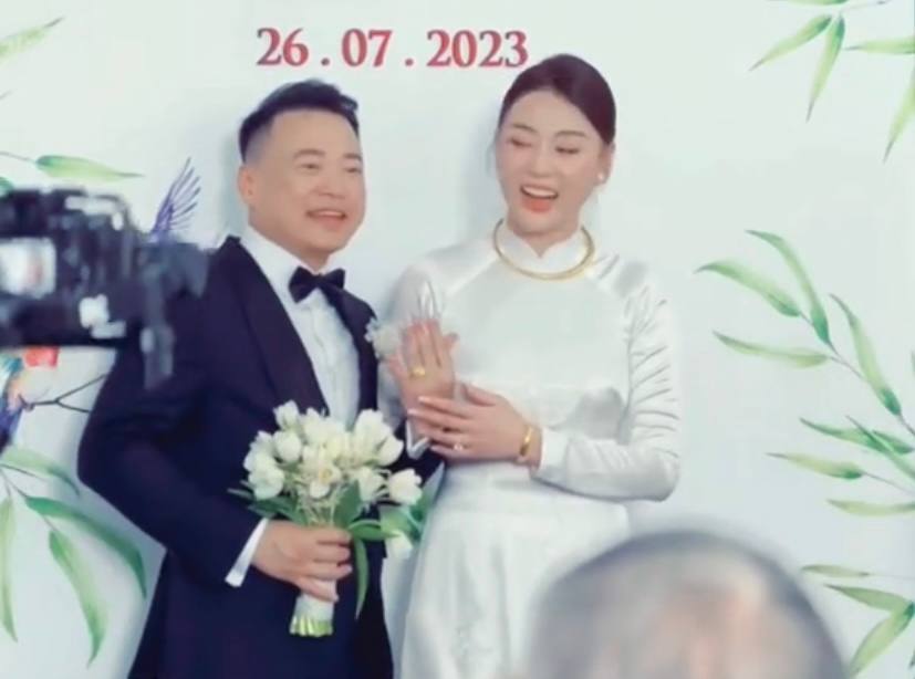 Hé lộ cảnh Shark Bình được mẹ Phương Oanh trao vàng, nhảy vui vẻ với nhà vợ trên sân khấu - Ảnh 1.