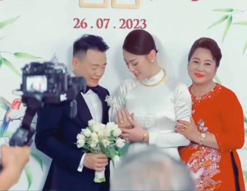 Hé lộ cảnh Shark Bình được mẹ Phương Oanh trao vàng, nhảy vui vẻ với nhà vợ trên sân khấu - Ảnh 2.
