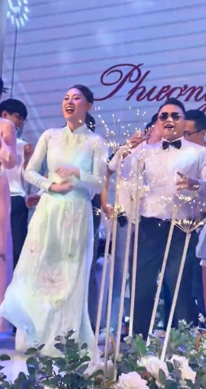 Hé lộ cảnh Shark Bình được mẹ Phương Oanh trao vàng, nhảy vui vẻ với nhà vợ trên sân khấu - Ảnh 3.