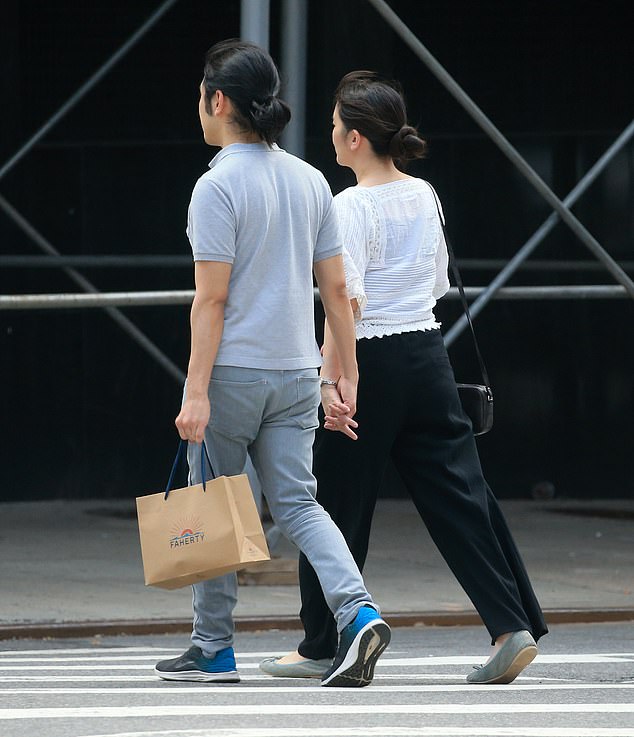 Cựu công chúa Nhật cùng chồng hiếm hoi lộ diện trên phố, thoải mái thể hiện tình cảm