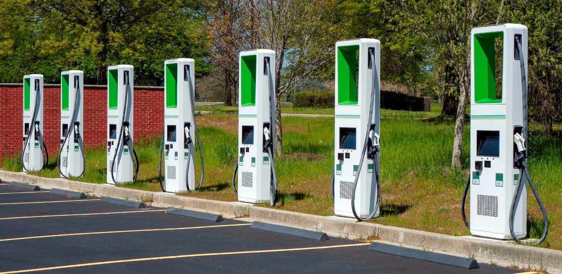 Lo sợ một ngày hệ thống trạm sạc Tesla thống trị nước Mỹ, 7 nhà sản xuất ô tô liền lập liên doanh cung cấp dịch vụ sạc xe điện - liệu VinFast có gia nhập? - Ảnh 2.