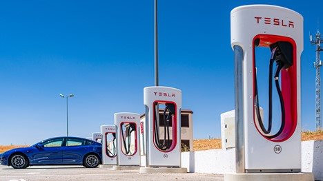Lo sợ một ngày hệ thống trạm sạc Tesla thống trị nước Mỹ, 7 nhà sản xuất ô tô liền lập liên doanh cung cấp dịch vụ sạc xe điện - liệu VinFast có gia nhập? - Ảnh 1.