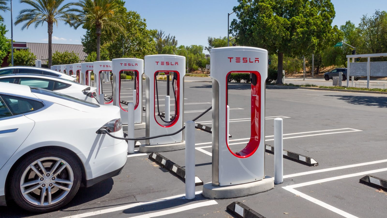 Lo sợ một ngày hệ thống trạm sạc Tesla thống trị nước Mỹ, 7 nhà sản xuất ô tô liền lập liên doanh cung cấp dịch vụ sạc xe điện - liệu VinFast có gia nhập? - Ảnh 3.