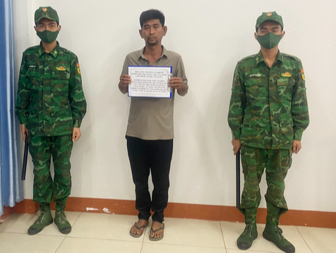 Vụ vận chuyển 19kg vàng: 1 nghi phạm trốn sang Campuchia quay về đầu thú - Ảnh 1.