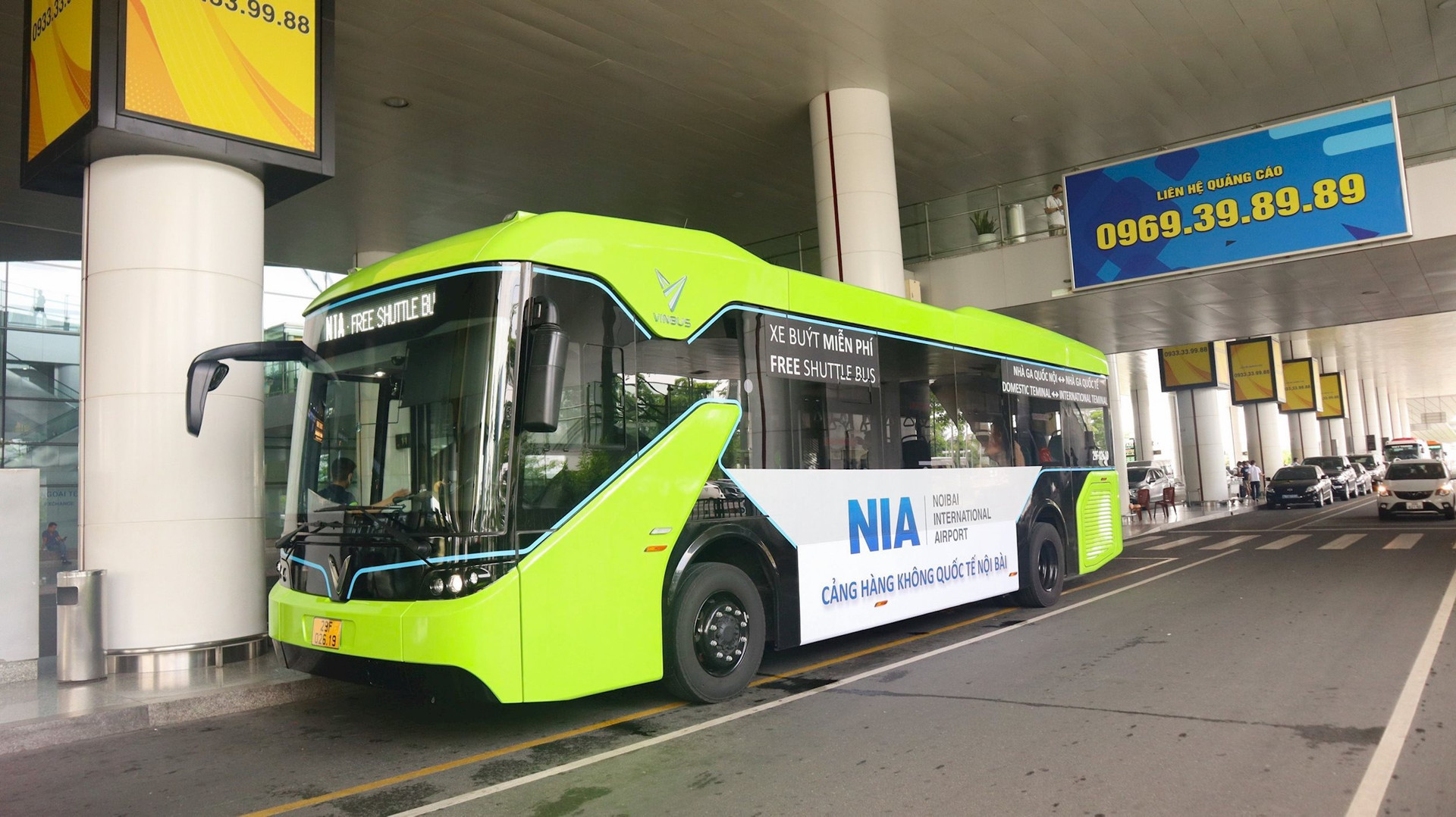 Sân bay Nội Bài lần đầu sử dụng xe bus điện - Ảnh 1.