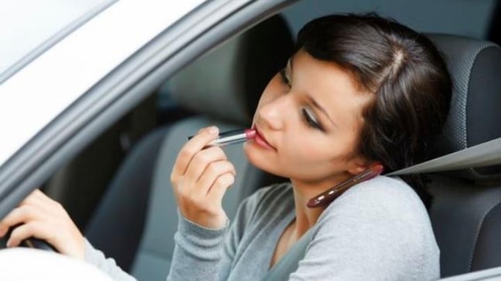 Những lỗi phụ nữ thường mắc khi lái ô tô dễ gây tai nạn - Ảnh 3.