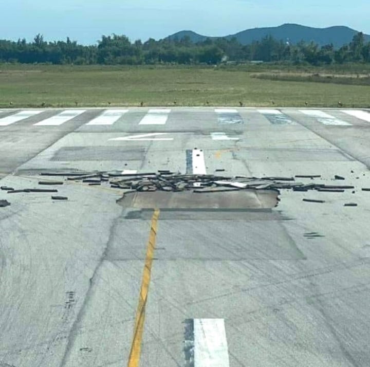 Đường băng sân bay Vinh bị nứt, hàng chục chuyến bay phải hủy bỏ - Ảnh 1.