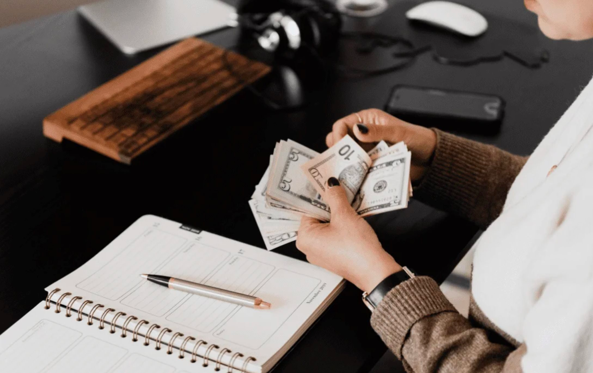 Sắp đến tuổi về hưu nhưng vẫn kiếm được 64 triệu đồng/tháng nhờ ‘công việc phụ dễ làm nhất thế giới’: Ngồi không tiền vẫn đổ về tài khoản của tôi! - Ảnh 1. Sắp đến tuổi về hưu nhưng vẫn kiếm được 64 triệu đồng/tháng nhờ ‘công việc phụ dễ làm nhất thế giới’: Ngồi không tiền vẫn đổ về tài khoản của tôi! - Ảnh 1.