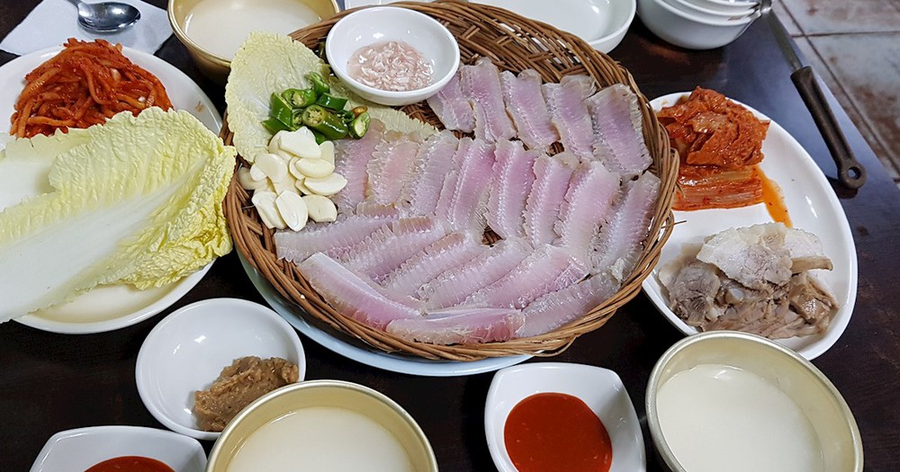 Món ăn được mệnh danh là kinh dị nhất Hàn Quốc: Người ăn nhận xét &quot;rất nặng mùi&quot;, phải bịt miệng khi dùng lần đầu - Ảnh 4.