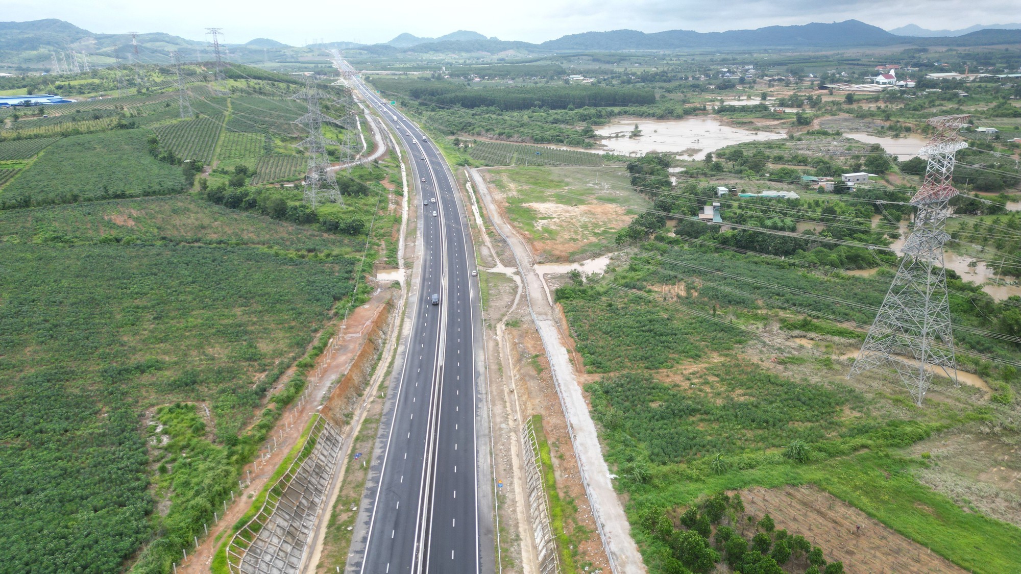 Mưa kéo dài, cao tốc Dầu Giây – Phan Thiết nguy cơ tái ngập - Ảnh 2.