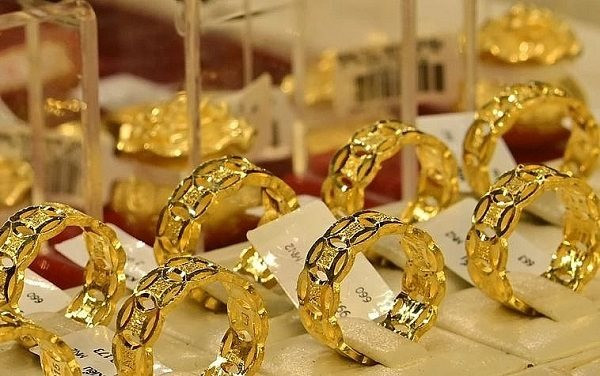 Kết thúc tháng 7 người mua vàng nhẫn lãi đậm, nắm vàng miếng SJC thì lỗ, có nên đầu tư tiếp vào vàng trong các tháng cuối năm? - Ảnh 1.