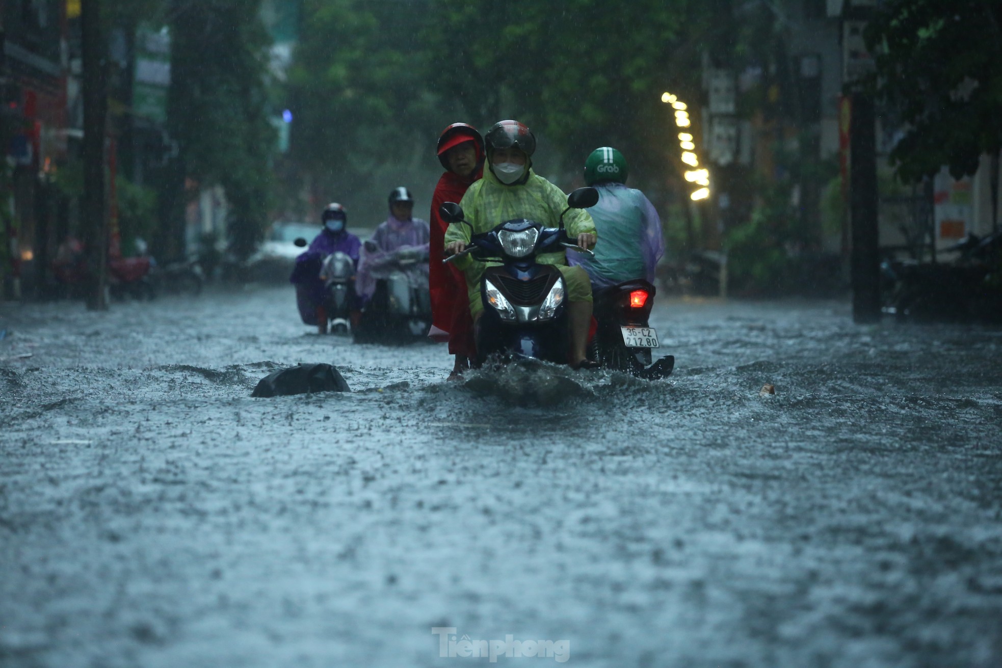 Mưa tầm tã, người dân Hà Nội chật vật ‘bơi qua biển nước’ - Ảnh 9.