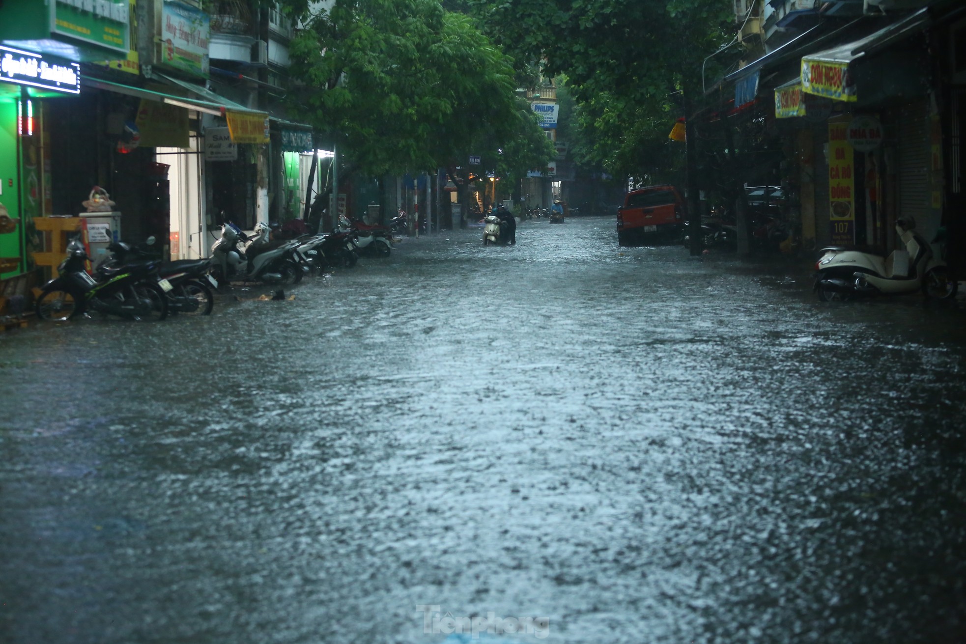 Mưa tầm tã, người dân Hà Nội chật vật ‘bơi qua biển nước’ - Ảnh 16.