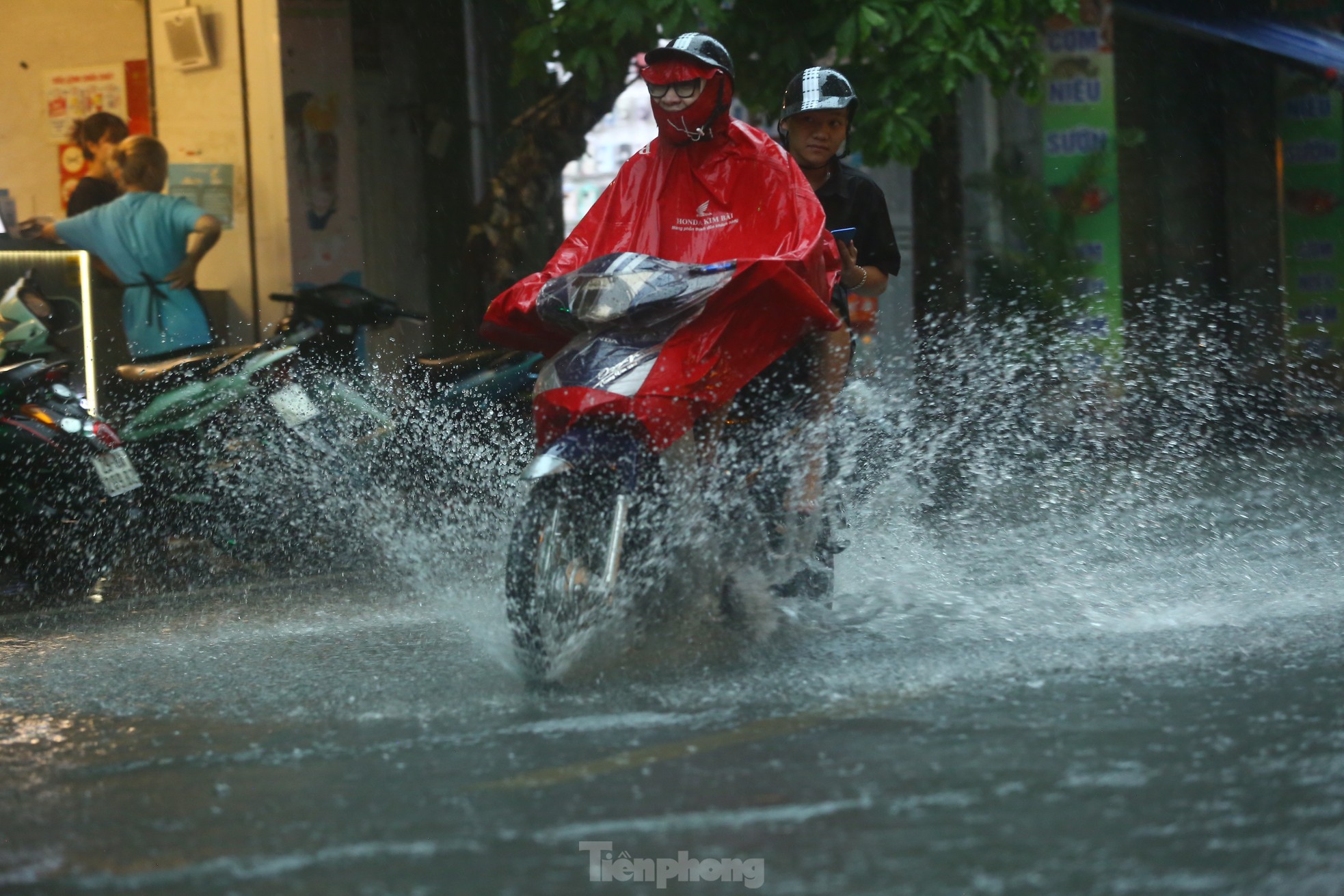 Mưa tầm tã, người dân Hà Nội chật vật ‘bơi qua biển nước’ - Ảnh 18.