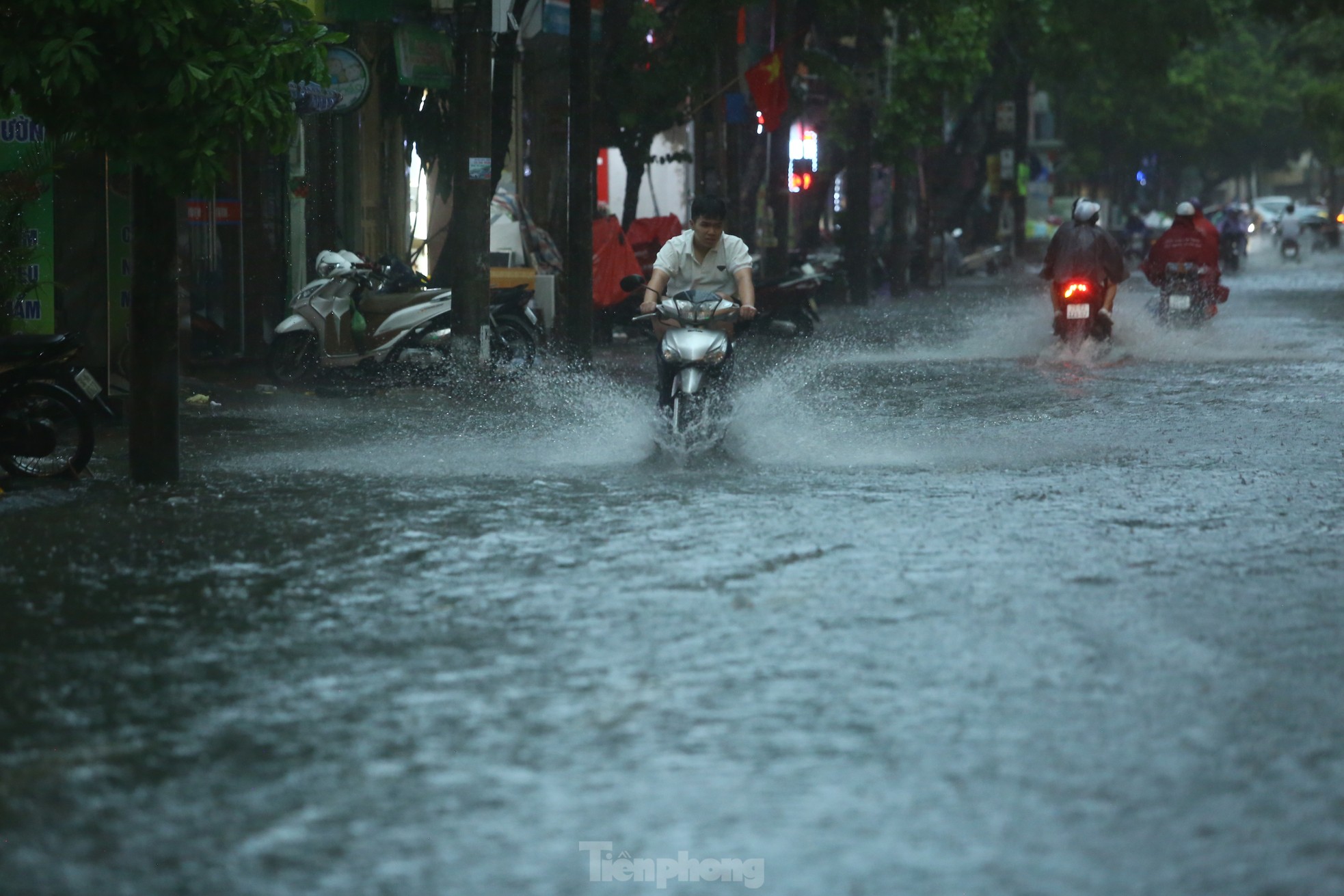 Mưa tầm tã, người dân Hà Nội chật vật ‘bơi qua biển nước’ - Ảnh 21.