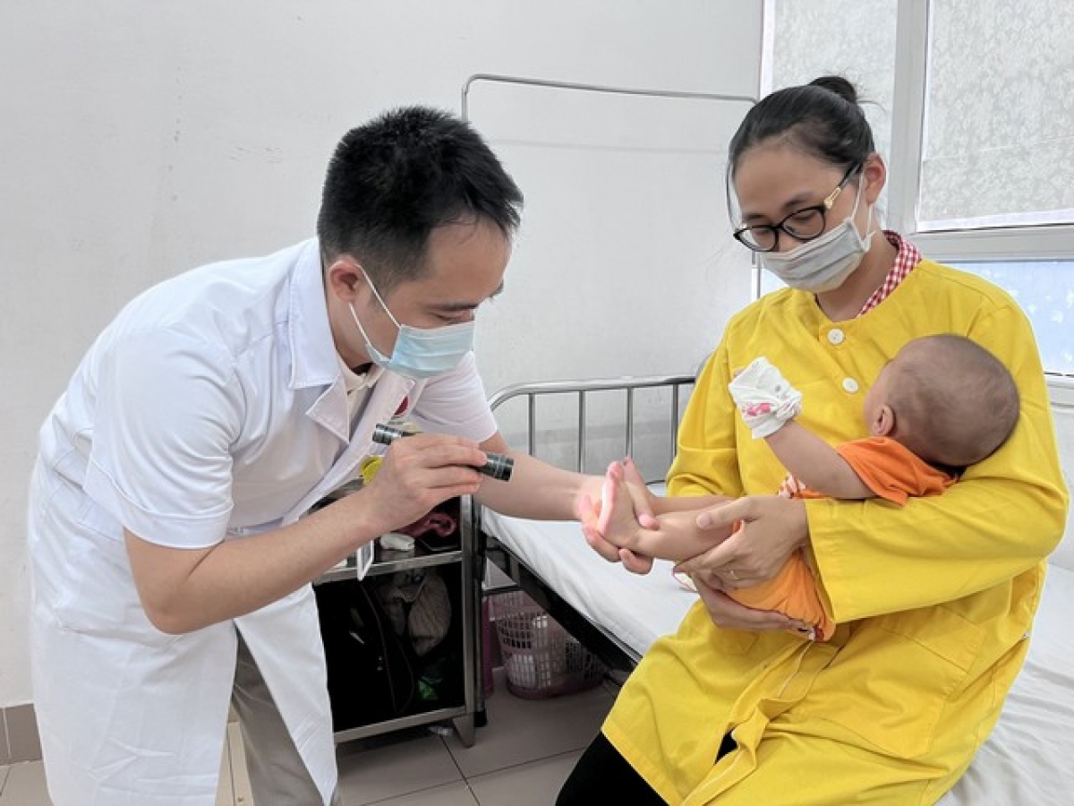 Bộ Y tế đang xem xét cấp phép cho vaccine phòng bệnh tay chân miệng - Ảnh 1.
