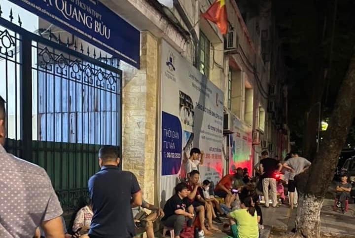 Phụ huynh Hà Nội ngủ trước cổng trường, giành suất học cho con vào lớp 10 - Ảnh 1. Phụ huynh Hà Nội ngủ trước cổng trường, giành suất học cho con vào lớp 10 - Ảnh 1.