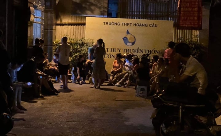 Phụ huynh Hà Nội ngủ trước cổng trường, giành suất học cho con vào lớp 10 - Ảnh 3. Phụ huynh Hà Nội ngủ trước cổng trường, giành suất học cho con vào lớp 10 - Ảnh 3.