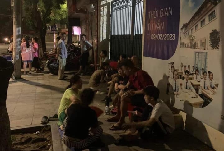 Phụ huynh Hà Nội ngủ trước cổng trường, giành suất học cho con vào lớp 10 - Ảnh 2. Phụ huynh Hà Nội ngủ trước cổng trường, giành suất học cho con vào lớp 10 - Ảnh 2.