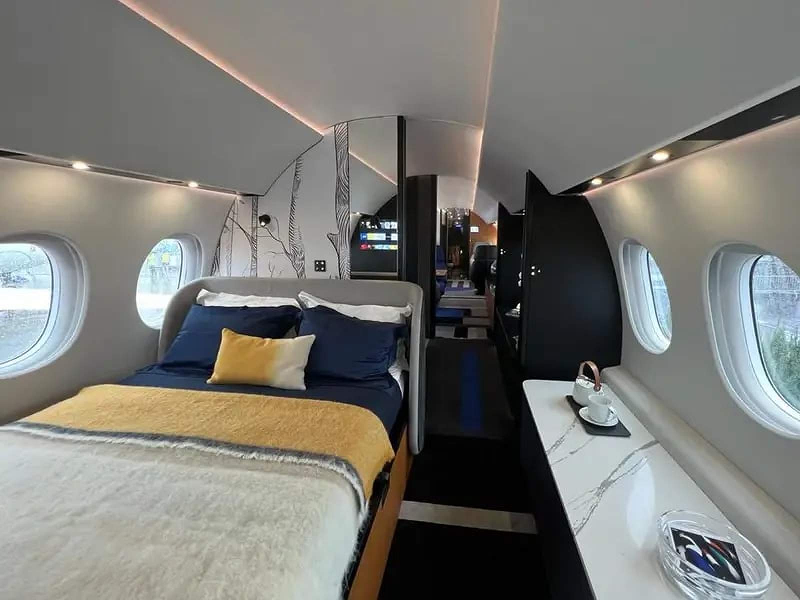 Bên trong chiếc máy bay triệu bạc được mệnh danh là “căn penthouse của bầu trời” - Ảnh 4.