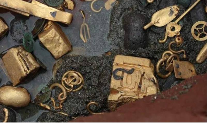 Máy xúc đào trúng khúc gỗ 1m để lộ &quot;cục đá&quot; lạ, chuyên gia lần theo manh mối tìm thấy kho báu trị giá 11.000 tỷ đồng - Ảnh 7.