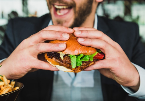 Nhìn cách ăn bắt bài khí chất, người nghiêm túc tới đâu cũng dễ &quot;lộ nguyên hình&quot; bên bàn ăn - Ảnh 1.