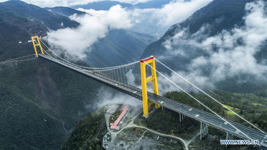 Dùng tên lửa để... xây cầu, Trung Quốc khiến thế giới ngỡ ngàng với công trình &quot;đi trên mây&quot; độc đáo - Ảnh 3.
