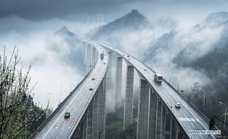 Dùng tên lửa để... xây cầu, Trung Quốc khiến thế giới ngỡ ngàng với công trình &quot;đi trên mây&quot; độc đáo - Ảnh 1.