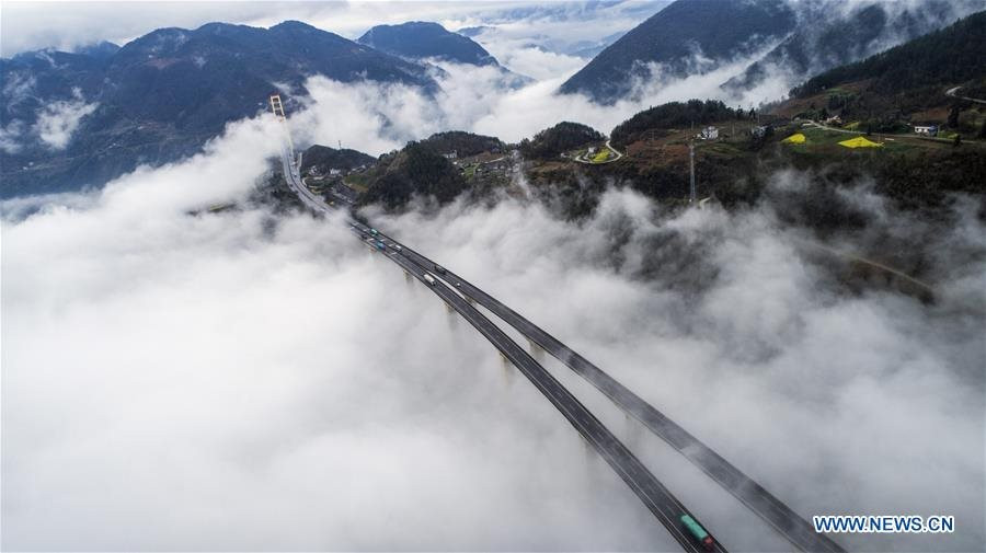 Dùng tên lửa để... xây cầu, Trung Quốc khiến thế giới ngỡ ngàng với công trình &quot;đi trên mây&quot; độc đáo - Ảnh 2.