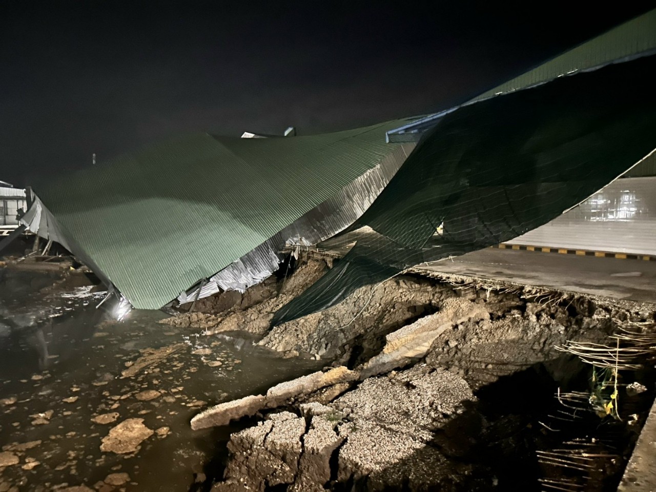 Sạt lở kéo công ty chế biến bột cá xuống sông, thiệt hại hơn 5 tỉ đồng - Ảnh 1.