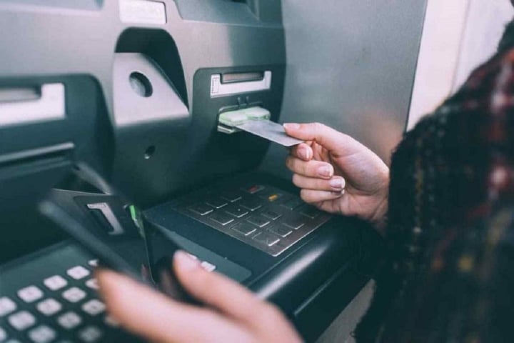 Thẻ ATM bị khóa, có rút tiền, chuyển tiền được không? - Ảnh 1.