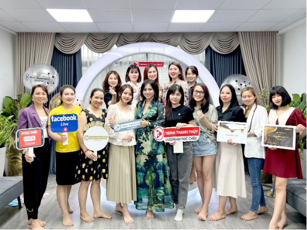 Nữ CEO chia sẻ nghề livestream tại Việt Nam - Ảnh 2. Nữ CEO chia sẻ nghề livestream tại Việt Nam - Ảnh 2.