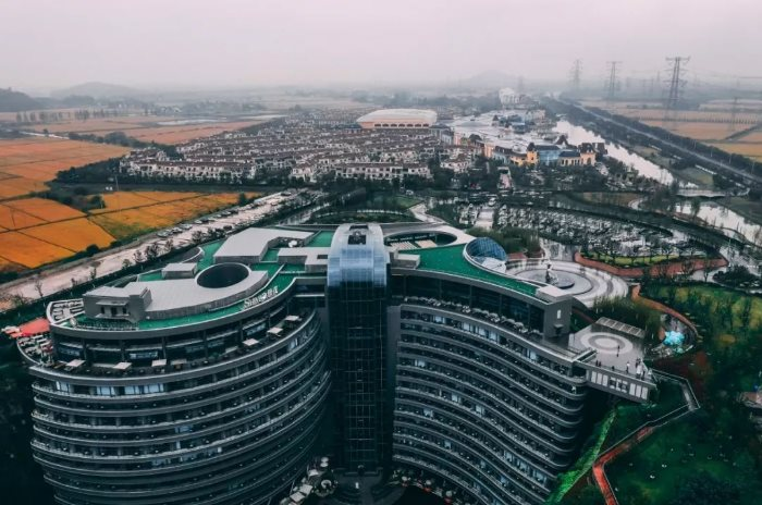 Đây là cách các “pháp sư Trung Hoa” xây kỳ quan kiến trúc thế giới tựa trên vách đá sâu gần 100 m: Đội ngũ 5.000 người làm việc 12 năm mới xây xong toà nhà 18 tầng - Ảnh 5.