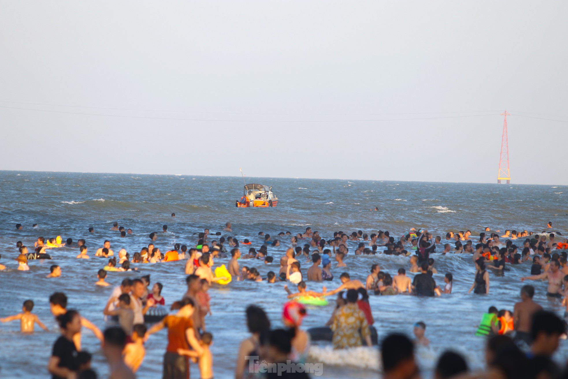 Nắng khốc liệt, hàng vạn người chen chân tắm biển Cửa Lò giải nhiệt - Ảnh 20.
