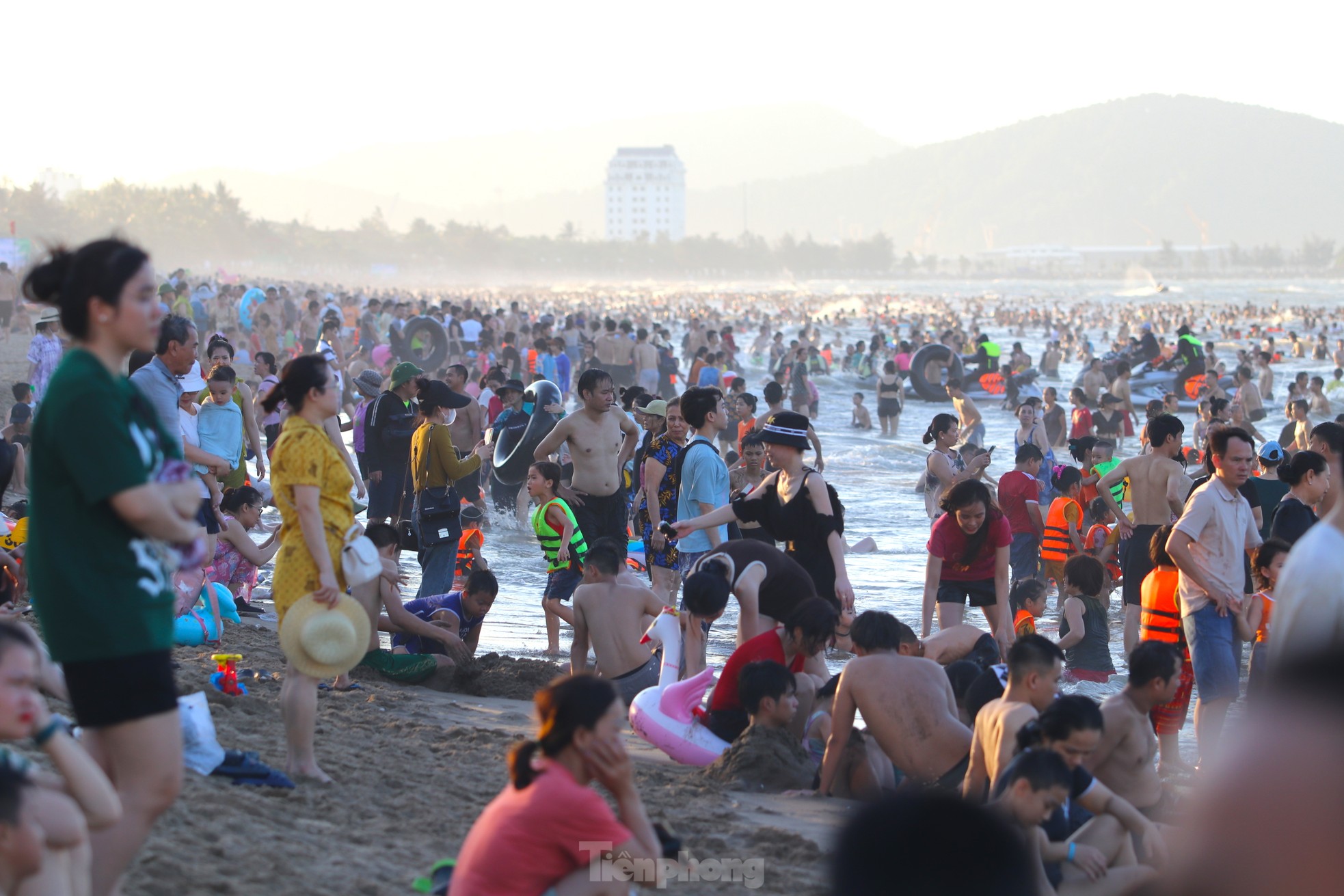 Nắng khốc liệt, hàng vạn người chen chân tắm biển Cửa Lò giải nhiệt - Ảnh 5.