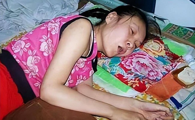 Chuyện thật như đùa: Được bố mẹ chiều chuộng quen thân, cô gái giả vờ bị bại liệt suốt 20 năm để cả nhà phải hầu hạ, chăm sóc! - Ảnh 1. Chuyện thật như đùa: Được bố mẹ chiều chuộng quen thân, cô gái giả vờ bị bại liệt suốt 20 năm để cả nhà phải hầu hạ, chăm sóc! - Ảnh 1.