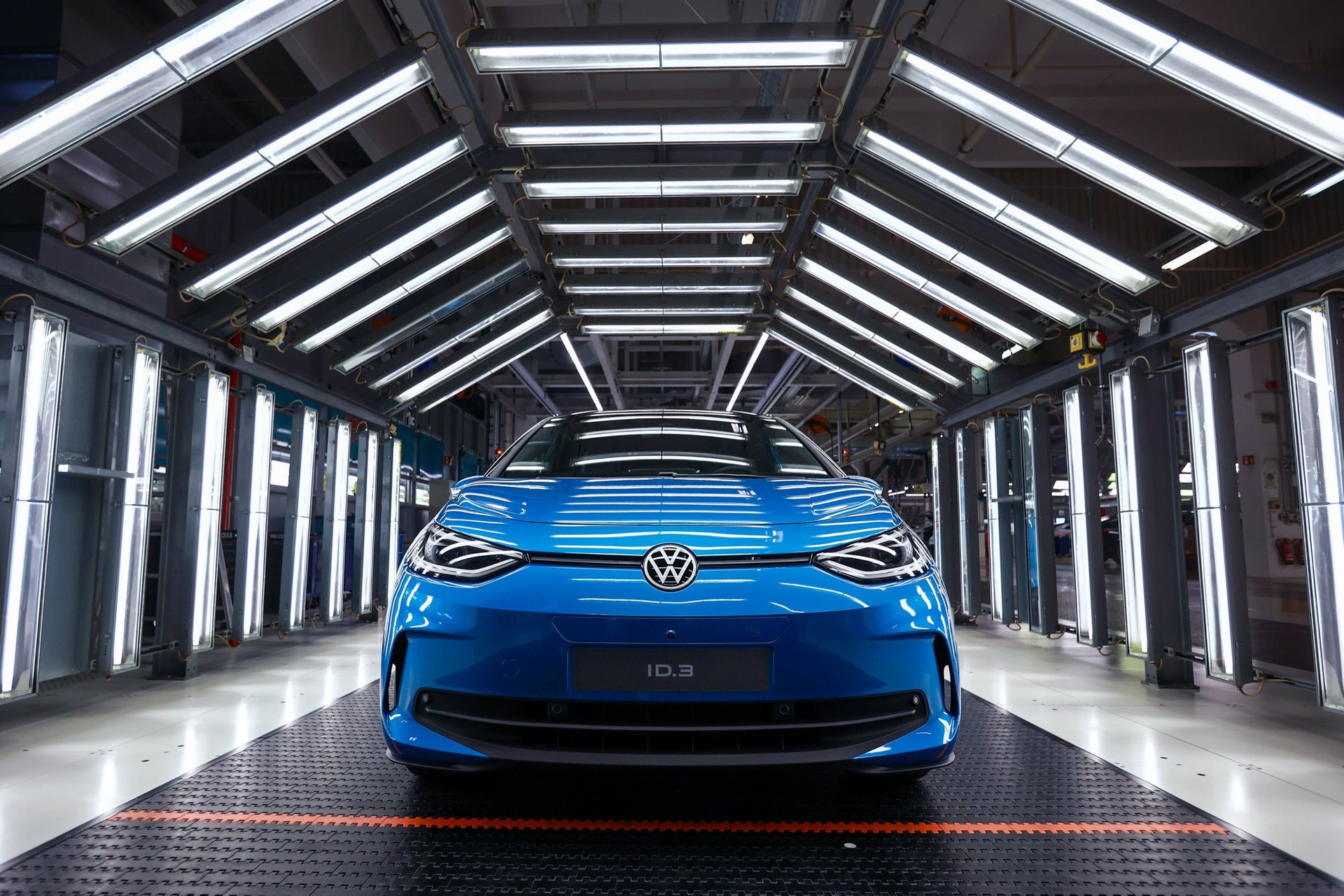 Volkswagen - Niềm tự hào của nước Đức bên bờ vực thẳm, nguy cơ trở thành nhà sản xuất theo hợp đồng, lắp xe cho hãng khác - Ảnh 3.