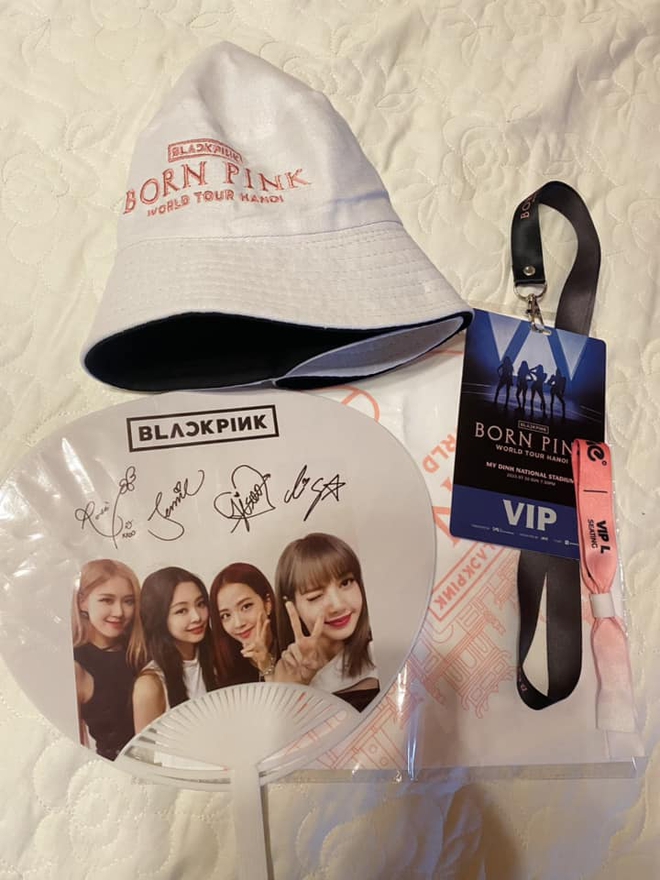 Hậu concert BLACKPINK: Pháo giấy được thu mua 10.000 đồng/túi, set quà VIP rao giá 1 - 3 triệu đồng, BLINK chi tiền không tiếc tay - Ảnh 6. Hậu concert BLACKPINK: Pháo giấy được thu mua 10.000 đồng/túi, set quà VIP rao giá 1 - 3 triệu đồng, BLINK chi tiền không tiếc tay - Ảnh 6.