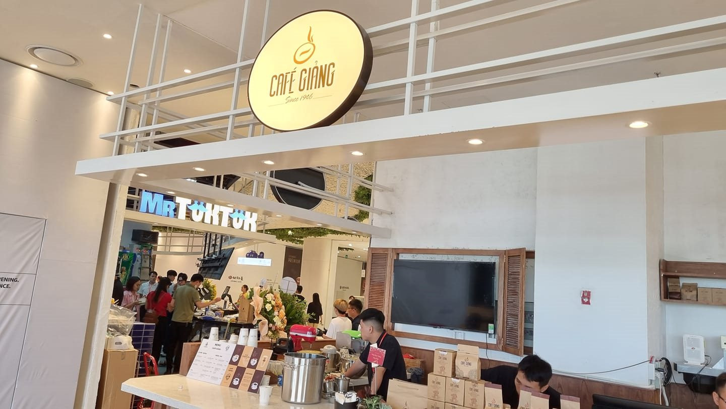 &quot;Cuộc chiến cà phê&quot; trong Lotte Mall West Lake: Cafe Giảng lần đầu vào TTTM, cạnh tranh trực diện với Là Việt và %Arabica Coffee - Ảnh 2.