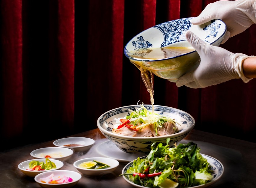Nghệ nhân ẩm thực Ánh Tuyết: người nấu tiệc cho 21 vị nguyên thủ và món phở ngon lành được BLACKPINK thưởng thức - Ảnh 3. Nghệ nhân ẩm thực Ánh Tuyết: người nấu tiệc cho 21 vị nguyên thủ và món phở ngon lành được BLACKPINK thưởng thức - Ảnh 3.