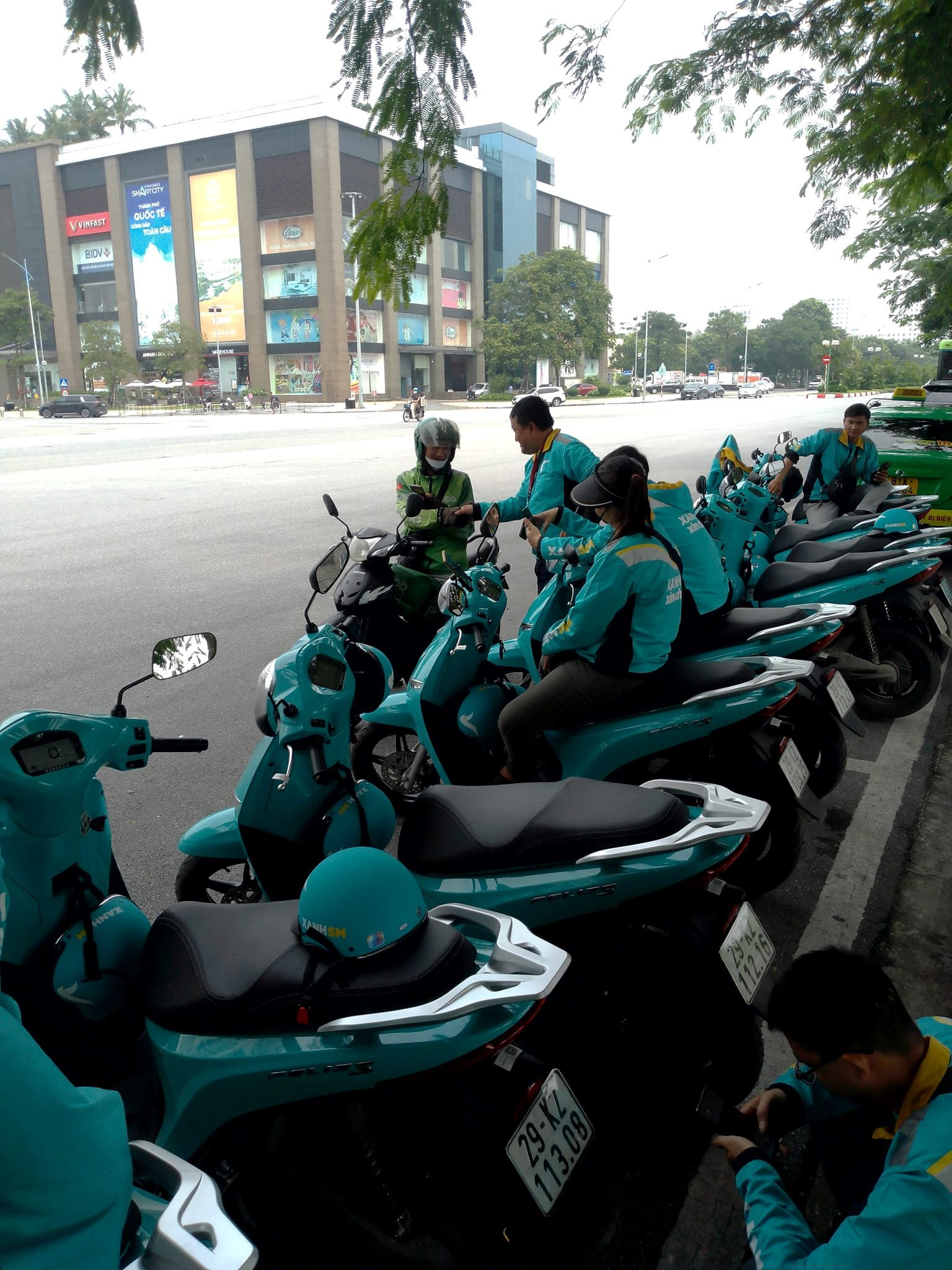 Bắt gặp &quot;xe ôm điện&quot; của tỷ phú Phạm Nhật Vượng trên đường phố Hà Nội: Dùng xe máy điện 50 triệu đồng chở khách, chiết khấu thấp - Ảnh 2.