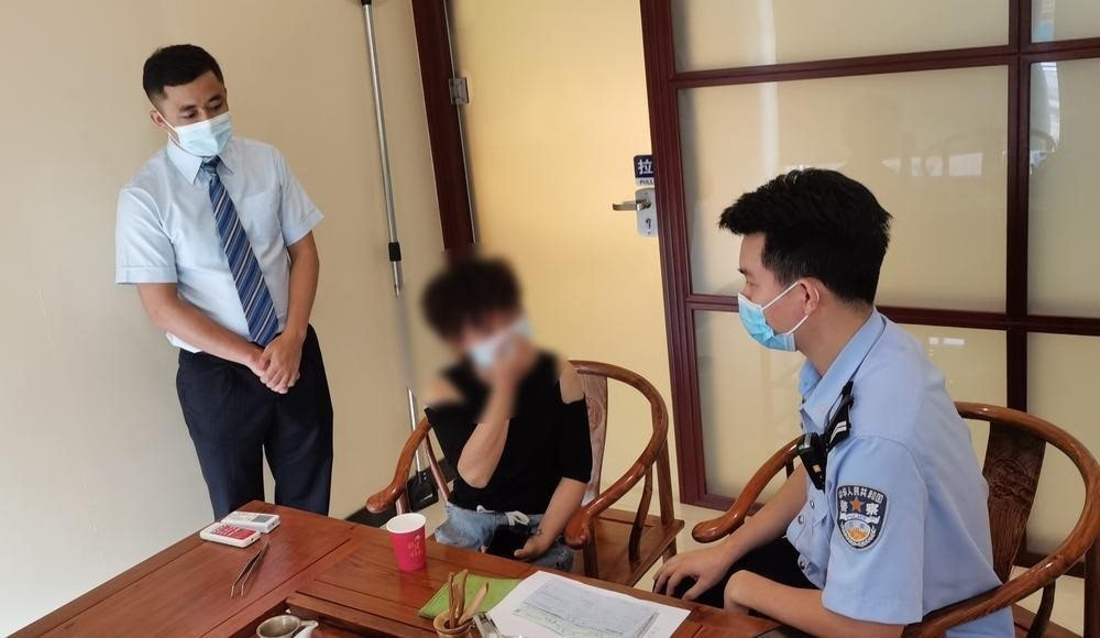 “Sếp” ủy quyền chuyển khoản, kế toán làm theo phát hiện bị lừa: Công an tiết lộ một chi tiết đã vô tình "cứu" doanh nghiệp khỏi mất tiền - Ảnh 1.