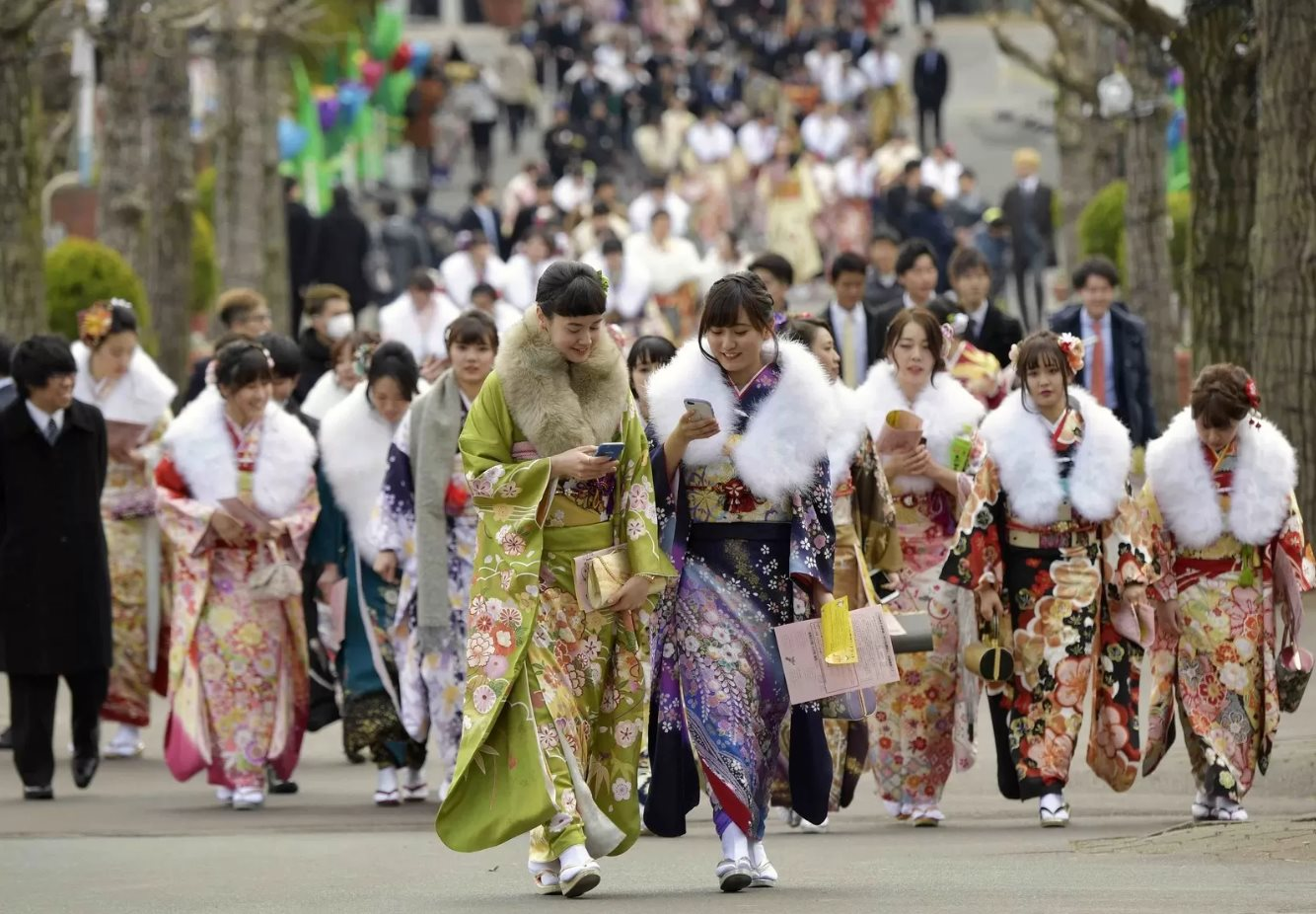 Nhật Bản: 42% phụ nữ từ 18 tuổi trở xuống sẽ không có con, đe dọa đến nền kinh tế lớn thứ 3 thế giới - Ảnh 3.