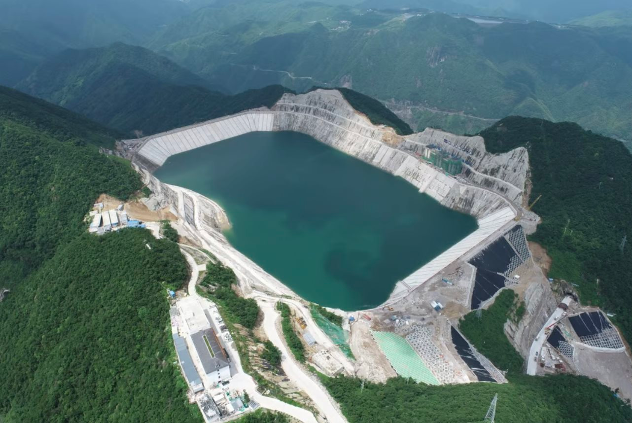 Xây thủy điện kiểu "lạ đời", có khả năng tự hút nước bên dưới làm đầy hồ chứa, Trung Quốc giải tỏa cơn khát điện giữa sa mạc Gobi và cao nguyên Tây Tạng - Ảnh 1.