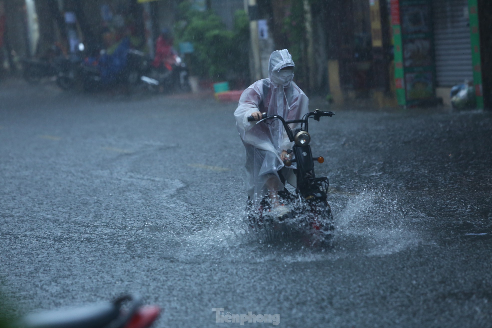 Bị mưa lớn 'đánh úp' giữa trưa, nhiều tuyến phố Hà Nội ngập sâu đến chiều - Ảnh 1.