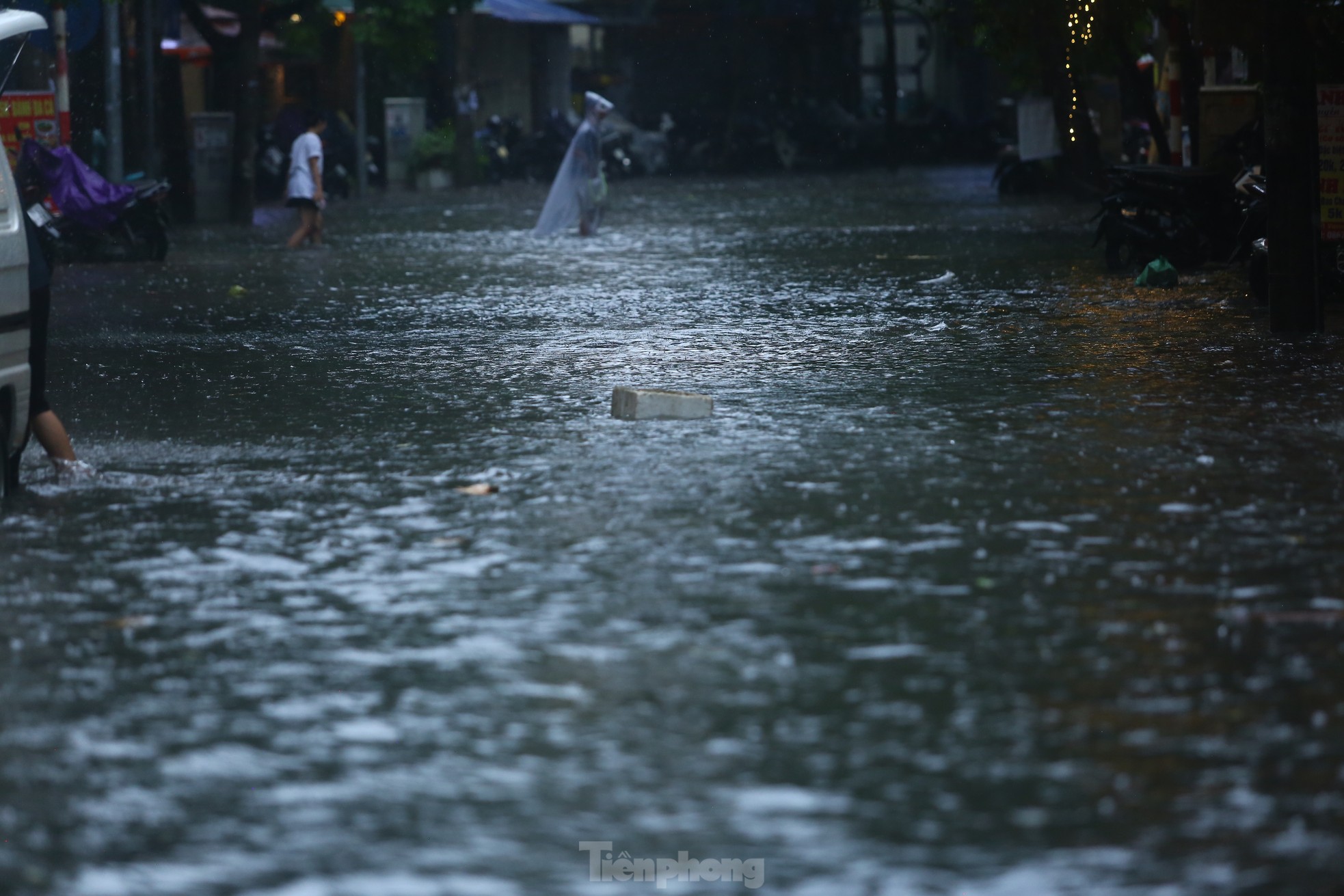 Bị mưa lớn 'đánh úp' giữa trưa, nhiều tuyến phố Hà Nội ngập sâu đến chiều - Ảnh 10.